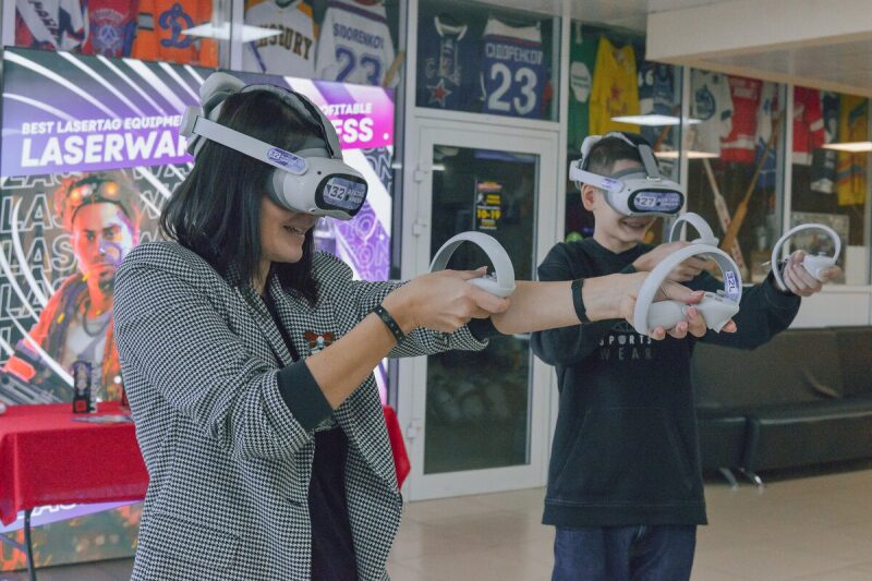 Игроки осваивают VR-технологии LASERWAR с контроллерами.