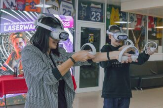 Игроки осваивают VR-технологии LASERWAR с контроллерами.