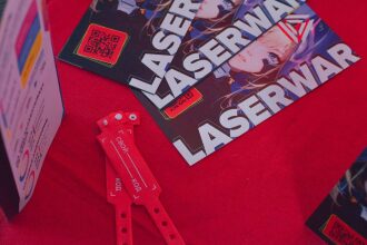 Красные браслеты и стильные карточки LASERWAR.