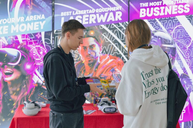 Обсуждение технологий LASERWAR на стенде.