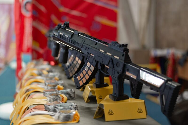 Ряды тактических лазертаг-винтовок LASERWAR на стенде.