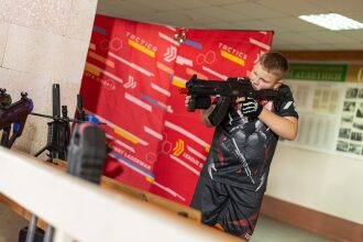 Мальчик целится из лазертаг-винтовки LASERWAR