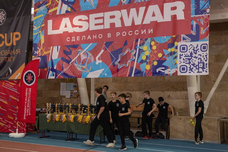 Команда юных игроков LASERWAR готовится к соревнованиям.