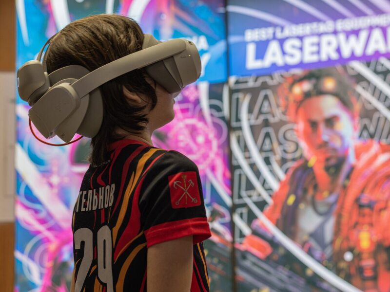 Примерка VR-гарнитуры LASERWAR перед погружением в игру.