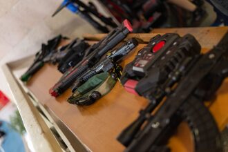 Различные модели лазертаг-оружия LASERWAR на полке
