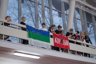 Болельщики LASERWAR с флагами поддерживают команду.