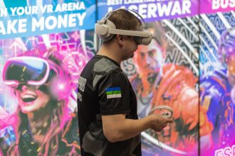 Игрок в VR-шлеме LASERWAR с контроллером в руке.