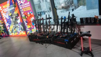 Стенд с разнообразным лазертаг-оружием LASERWAR
