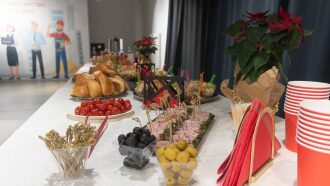 Праздничный фуршет с закусками и напитками