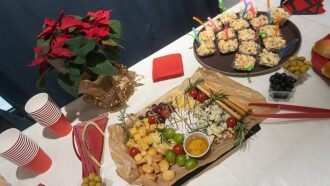 Сырная тарелка с фруктами и орехами