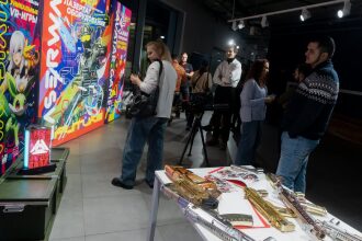 Яркие баннеры и выставленное оружие LASERWAR.