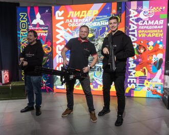 Команда LASERWAR с футуристичным оружием