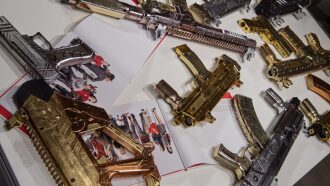 Разноцветные модели оружия LASERWAR на глянцевой бумаге.