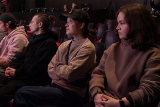 Зрители в зале слушают выступление LASERWAR.
