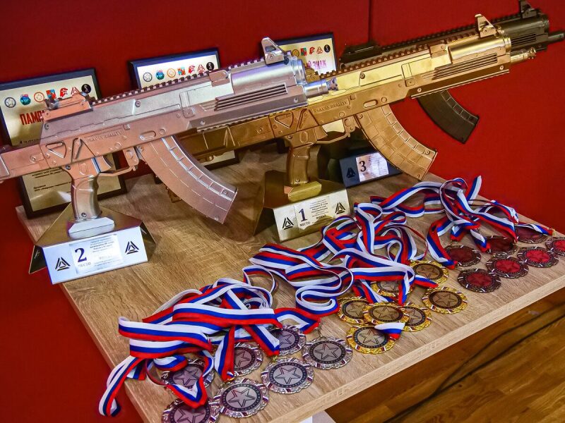 Награды LASERWAR: автоматы, медали и кубки победителей.