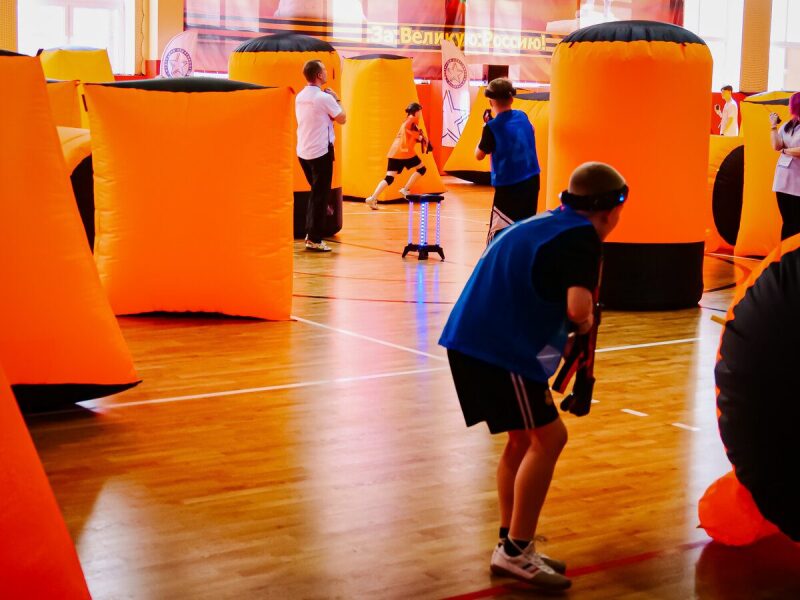 Игроки LASERWAR в синих жилетах на арене