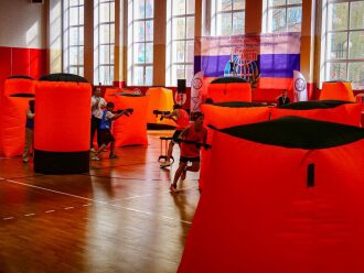 Игроки LASERWAR в оранжевых укрытиях ведут бой