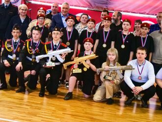 Победители с оружием LASERWAR и наградами.
