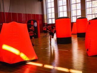 Игроки LASERWAR в оранжевых укрытиях ведут бой