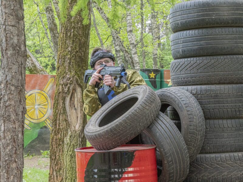 Игрок LASERWAR занимает позицию за шинами.