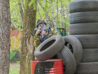 Игрок LASERWAR занимает позицию за шинами.