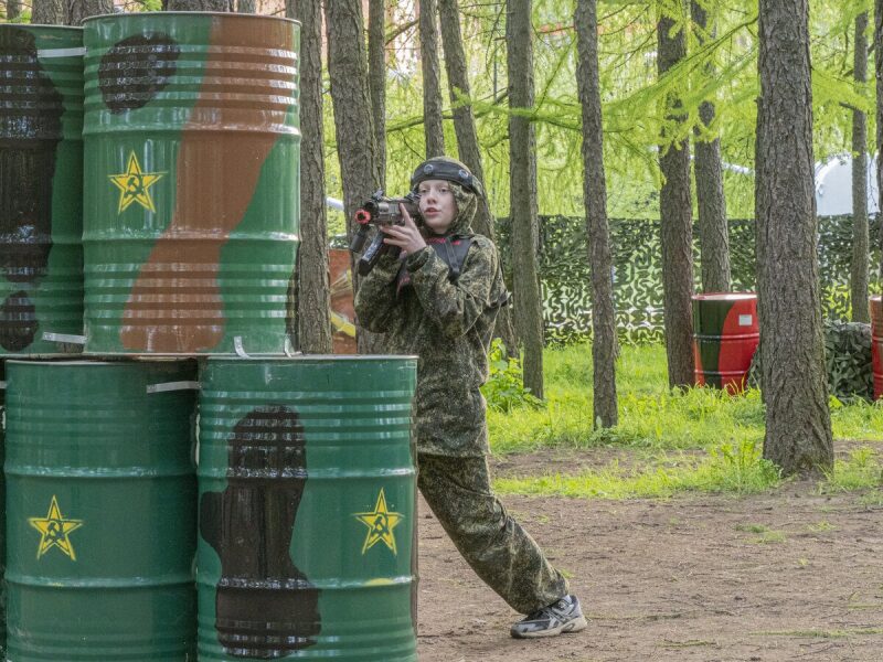 Юный боец LASERWAR в камуфляже готовится к бою.