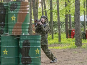 Юный боец LASERWAR в камуфляже готовится к бою.