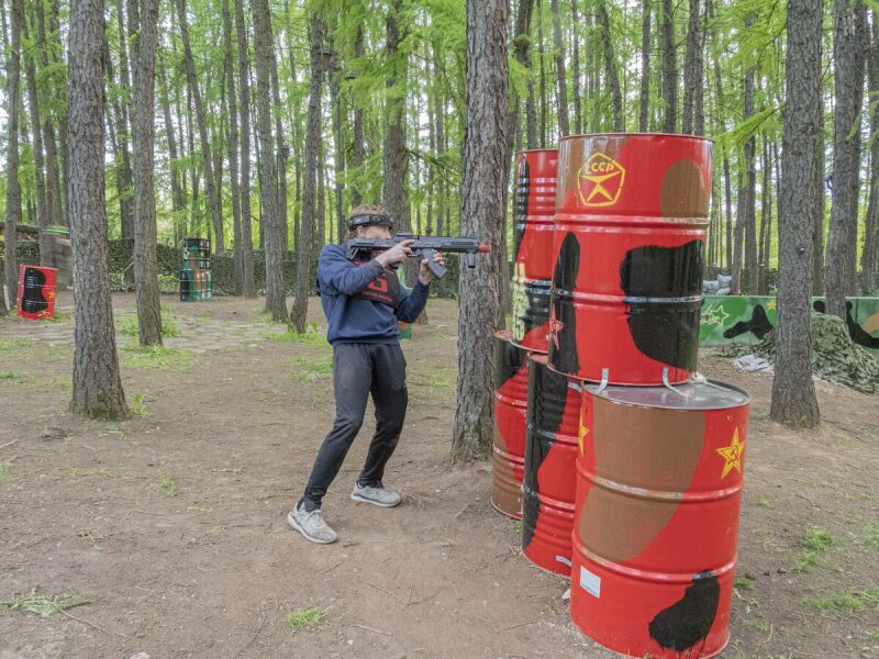 Игрок LASERWAR прицеливается из укрытия.