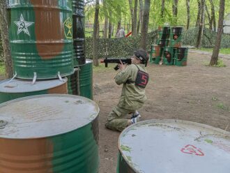Боец LASERWAR на коленях с бластером.