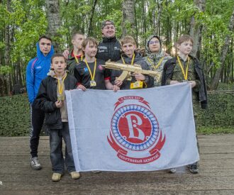 Команда LASERWAR с флагом и золотым бластером.