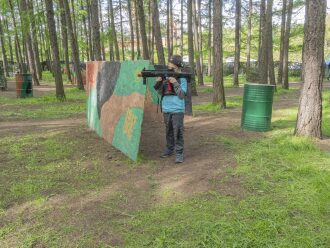 Юный игрок LASERWAR ведет огонь из-за укрытия.