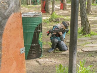 Юный тактик LASERWAR в засаде у бочки