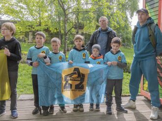 Команда "Альфа Солнечногорск" держит флаг перед игрой.
