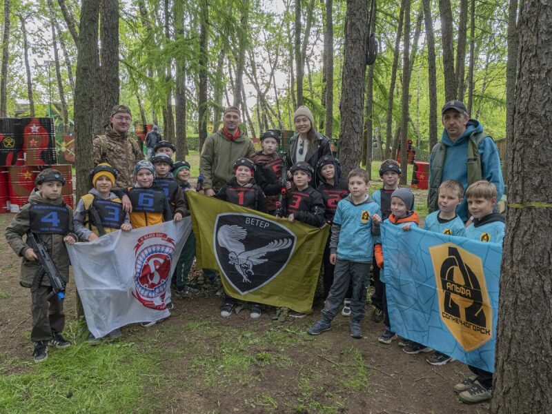 Команда LASERWAR позирует с флагами перед игрой.