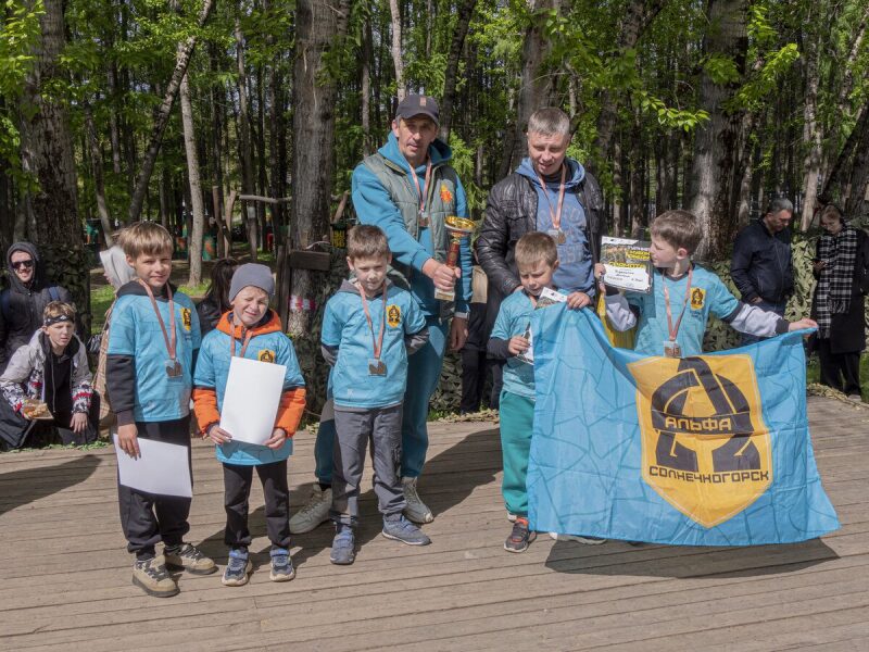 Команда "Альфа Солнечногорск" с флагом и наградами.