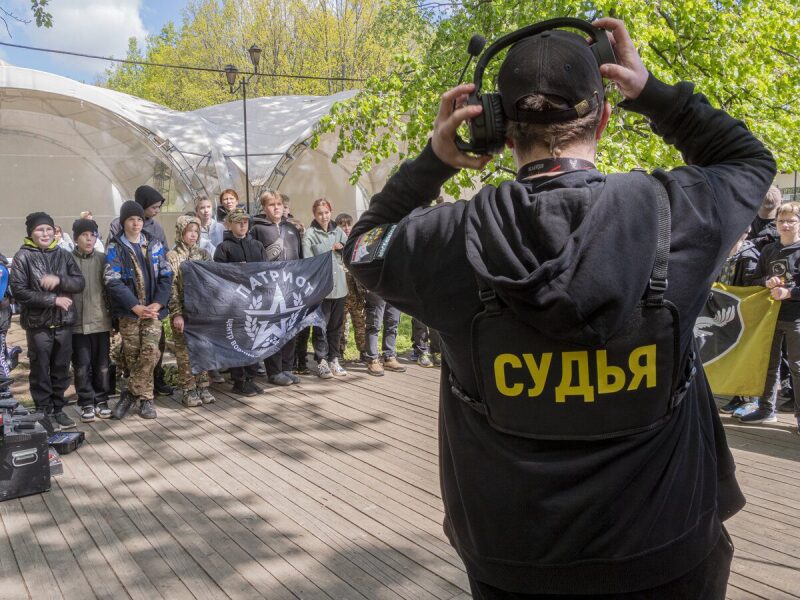 Судья LASERWAR готовится к началу игры.