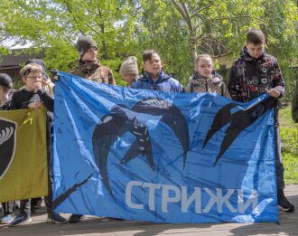 Команда «Стрижи» готовится к лазертаг-битве с флагом.