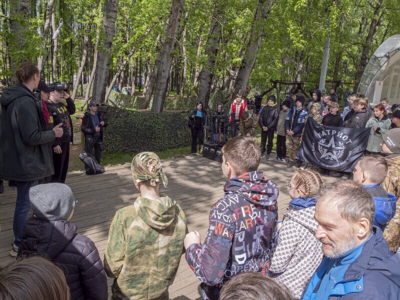 Команда «Патриот» позирует с черным флагом.