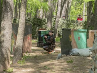 Юный боец LASERWAR готовится к выстрелу из укрытия.