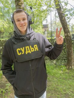 Судья LASERWAR показывает знак победы перед игрой.