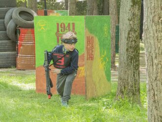 Юный боец LASERWAR в движении с бластером.