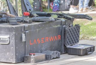 Лазертаг-бластеры LASERWAR готовы к бою на ящике