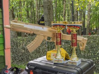 Золотой бластер LASERWAR и кубки победителей на столе