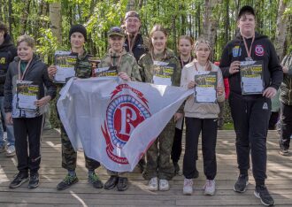 Команда LASERWAR с грамотами и флагом после турнира.