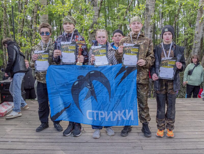 Победители турнира «Стрижи» с наградами и флагом