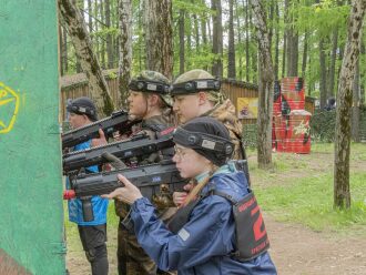 Юные бойцы LASERWAR готовятся к атаке из-за укрытия.