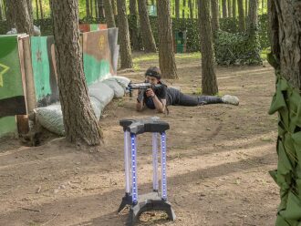 Юный боец LASERWAR ведет огонь лежа из укрытия.