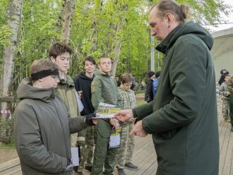 Инструктор LASERWAR вручает грамоту юному бойцу