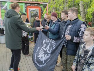Команда «Патриот» получает награды после турнира.