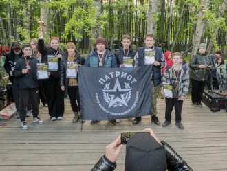 Команда «Патриот» с кубком и флагом после победы
